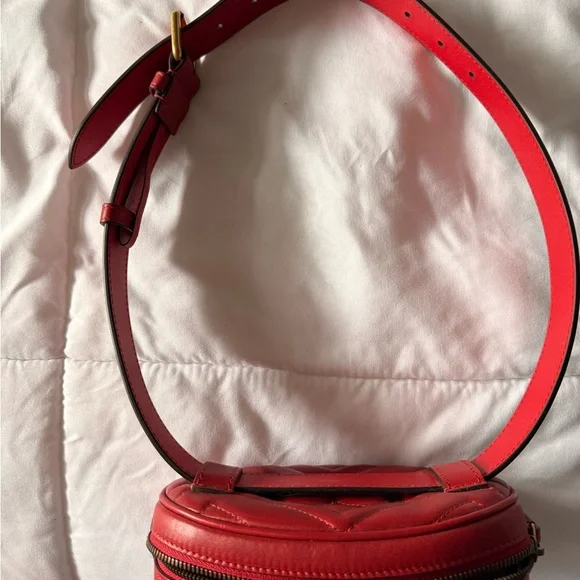 Gucci Red Leather Belt Bag with Gold Logo - Picture 4 of 4